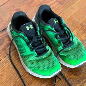 Boys tennis shoes size 3